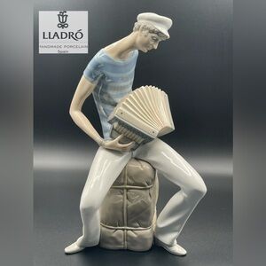 LLADRÓ ACCORDION PLAYER
ITEM #01004606.  RETIRED: 1978